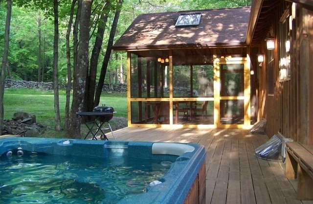 Secluded Cabin with Hot Tub - 5 Miles to Woodstock