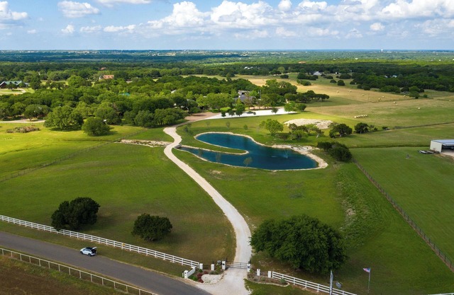 Secluded Country Retreat with Boutique Hotel Vibes plus Pool/Hot Tub sleeps 50+