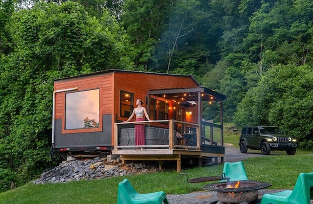 Secluded Getaway, Hot Tub, and Stargazing Deck!