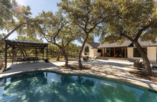 Secluded Hill Country Luxury: Modern Vibes, Pool & 18 Miles to Austin
