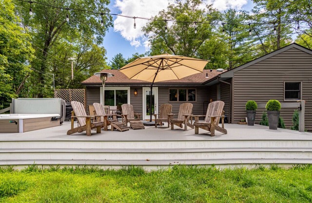 Secluded House w/Hot Tub, FP & Fenced Garden