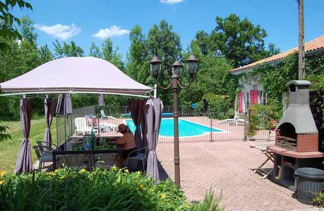 Secluded Luxury House. Private Pool. Between Cognac, Angouleme, Royan. Bordeaux.
