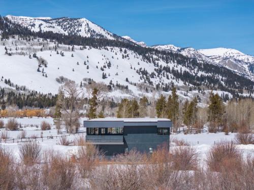 Secluded Mountain View Getaway - Near Jackson Hole - BBQ, Patio Wildlife!