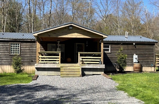 Secluded three bedroom cabin in the Woods
