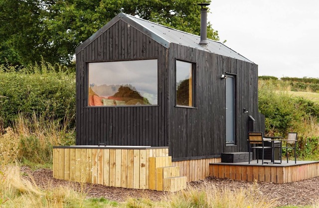 Secluded Woodland Romantic Off-Grid Cabin With Firepit