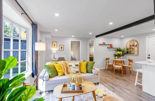 Secret & Cozy Renovated Cottage Near Costco, I99