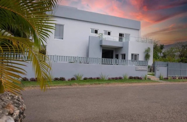 Secure Luxury Villa 10 min Walk to Beach Saltwater Pool Rooftop Views