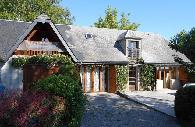 Self catered house on a large lot, mountain view, no neighbours, very quiet