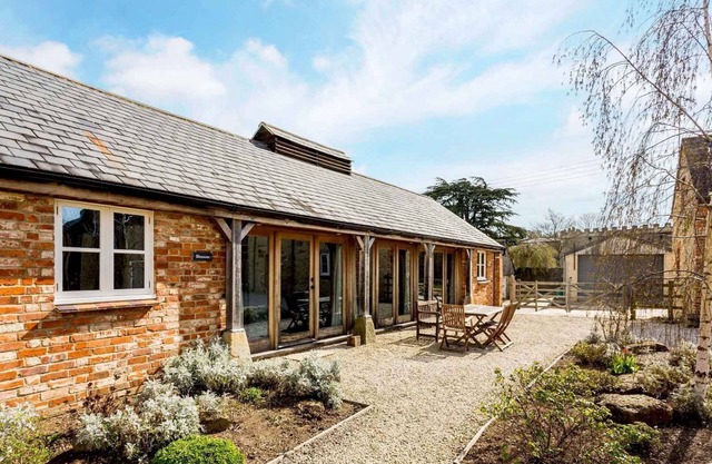 Self catering Cotswold holiday accommodation within easy reach of Oxford - Blossom Barn