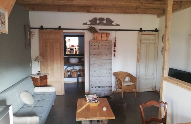 Self-contained accommodation, private grounds, jacuzzi, near Avignon, Nîmes, Arles