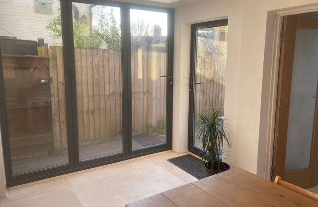 Self contained flat, on a quiet street close to city centre. Pet friendly.