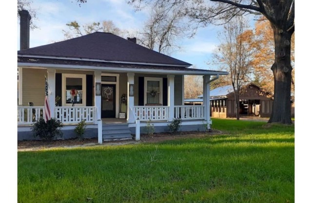 Senoia Farmhouse close to town, the home of The Walking Dead.