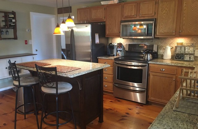 Serene & cozy lakefront getaway on Congamond's pristine North Pond