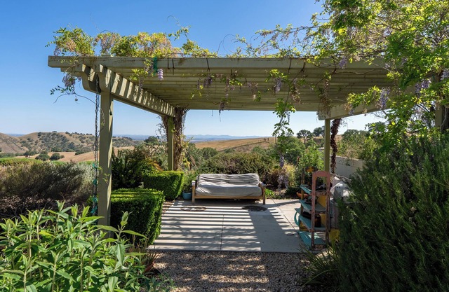 Serene Escape with Incredible Views