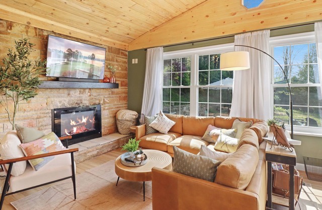 Serene Kentucky Lake Cabin Hot tub, Kayaks, Quiet Space, 15 min to Ark