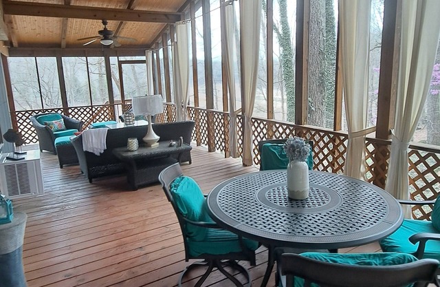 Serene Lakefront Cottage Home, relax and enjoy! Walk right to the water.