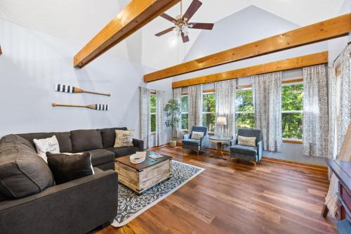 Serene Lakefront Getaway for the Whole Family