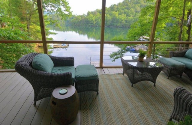 Serene Lakeside cottage with views, kayaks, canoe and paddleboards