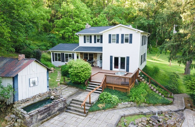Serene Retreat in SW Holmes County, OH - Nature-Lover's Paradise - Dog-Friendly!