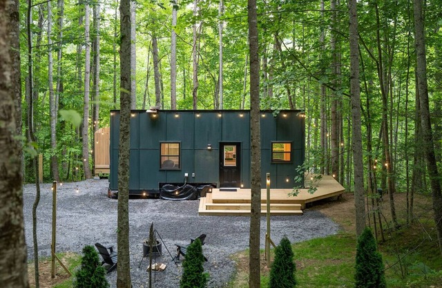 Serene, Romantic Getaway, Outdoor Shower, and Hiking!