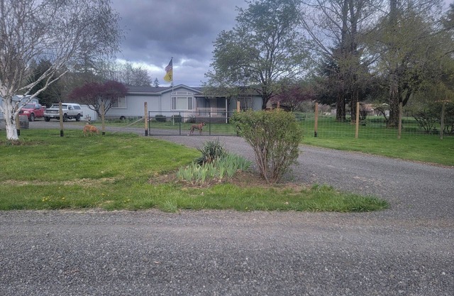 Serenity Awaits Entire Home with AC, WiFi centrally located on over 2 flat acres