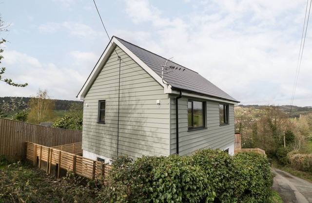 SEVENWOODS VIEW, pet friendly, character holiday cottage in Longhope