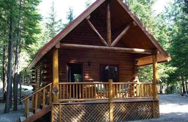 Sha Bear Cabin, on the YAAK RIVER~Quiet, Romantic Cabin Sleeps up to 4
