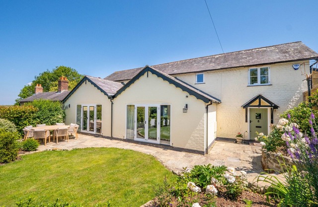 Sheepdown by inspirestays.com - a cottage that sleeps 8 guests in 4 bedrooms