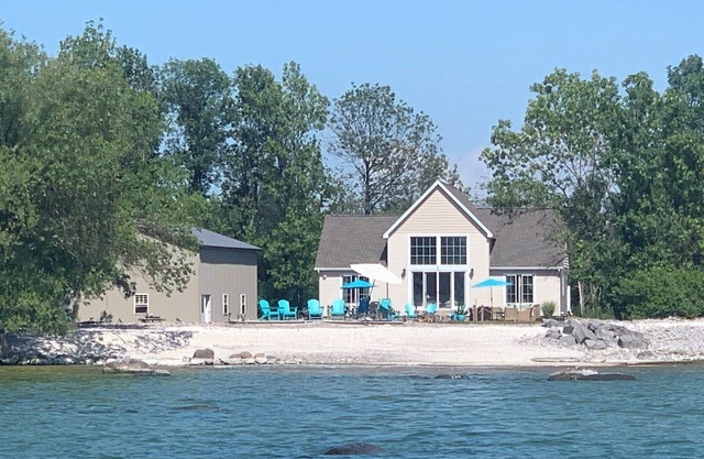 Shells Beach - Spacious Lake Ontario 3 bedroom Plus Loft Waterfront Homen
