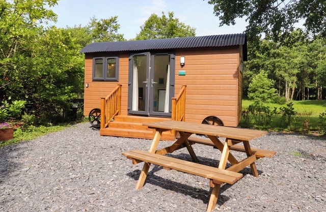 SHEPHERDS HUT 1, romantic, country holiday cottage in Garstang