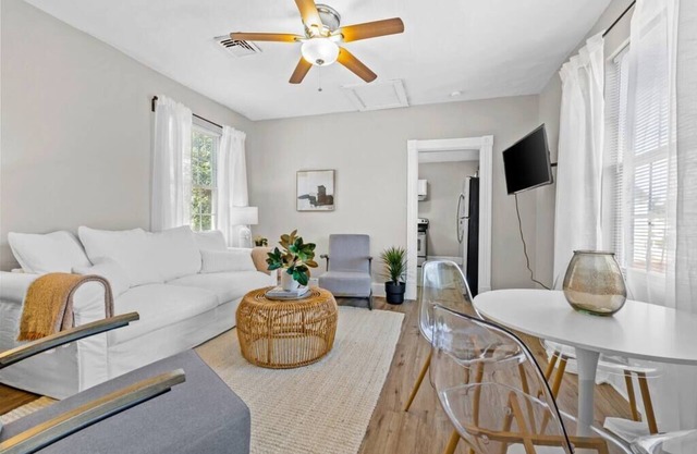 Shipside Suite~Modern~ Fast WI-FI~Cozy