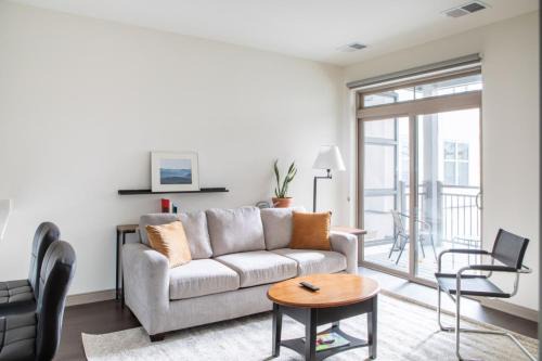 Shorewood Luxury 1BR Apartment A4 with Gym and Balcony