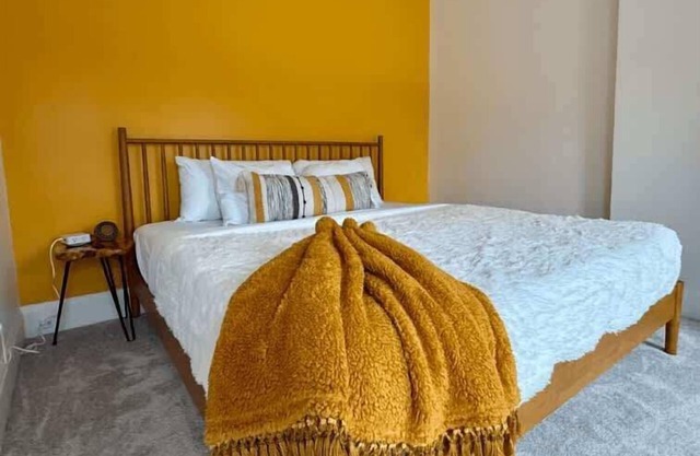 Short North – Convention – Free Parking – King Bed