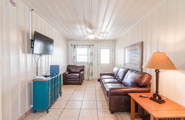 Short walk to Beach, 2 Bedroom/1 Bath Quad 4 (up) w/pool access near Main St