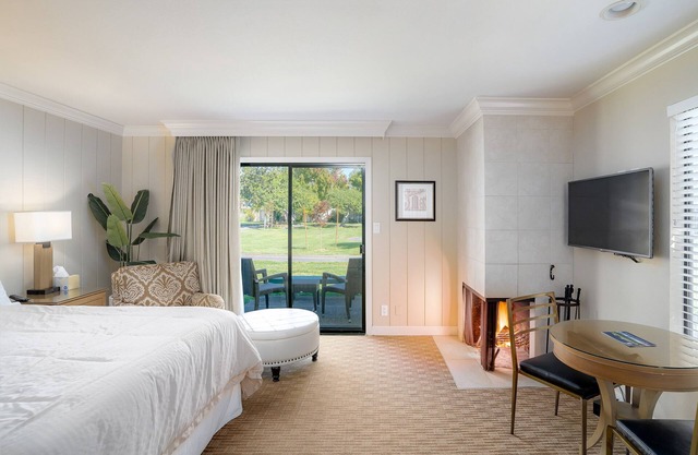 Silverado Mansion Junior Suite! 1 bed/1 bath! Pool Access, Courtyard View.