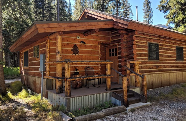 SilverTip Cabins-Next to Yellowstone's NE Entrance, Silver Gate, MT