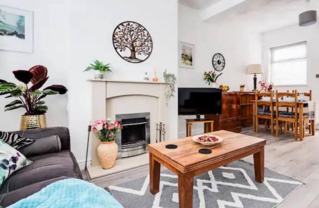 Simons 2 bed home on the outskirts of Liverpool with great links to the City