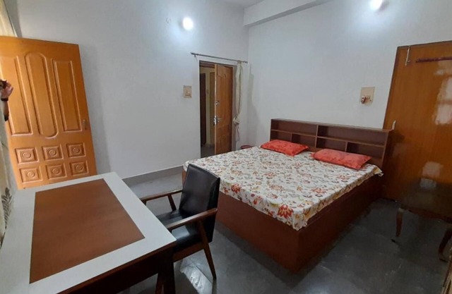 Simple, Hygienic and peaceful stay with a workstation