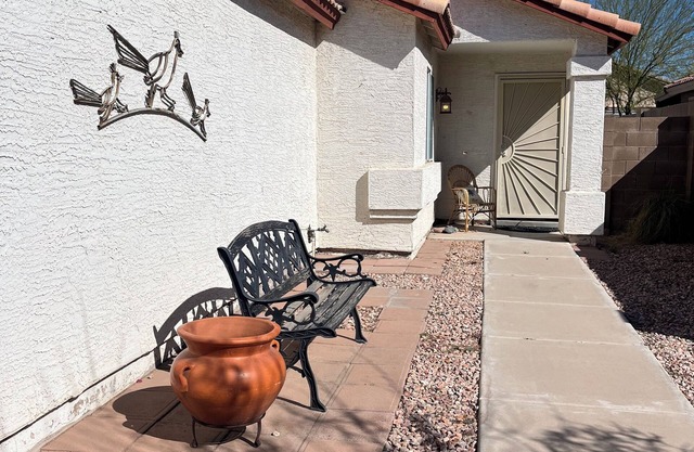 Single bedroom in a charming house in fabulous Phoenix with WiFi, AC, & more!