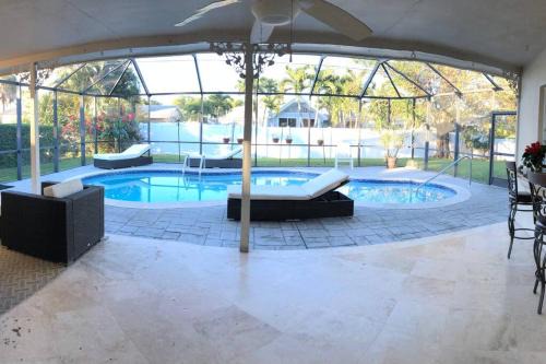 Single house with a heated pool in North Naples