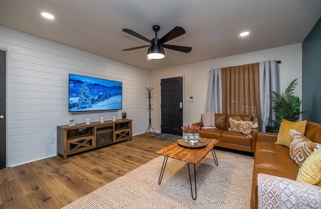 Single level, close to airport, WiFi, pet friendly