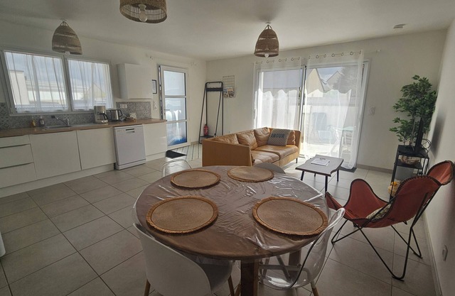 Single-storey house, close to town center and bus station.