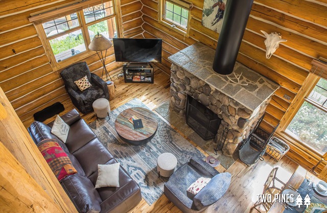 Ski In/Out Cabin! Private Hot Tub, Wood Fireplace 5 Min Drive to Resort!