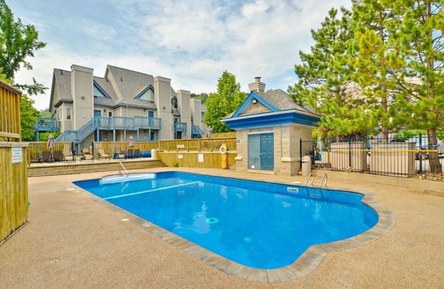 Ski-in/ski-out, dog-friendly studio with pool/hot tub/tennis access - near beach