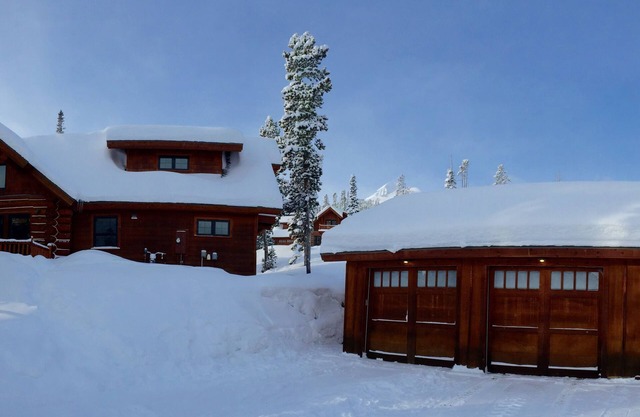 Ski-In/Ski-Out Cabin at Powder Ridge – Spacious Family Retreat in Big Sky, MT