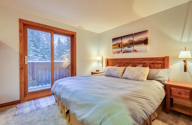 Ski in Townhouse steps from the Village and Ski Runs
