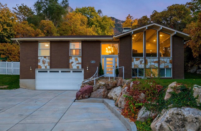 Ski Lover's Paradise: 7BR Villa Near Top Resorts by RedAwning