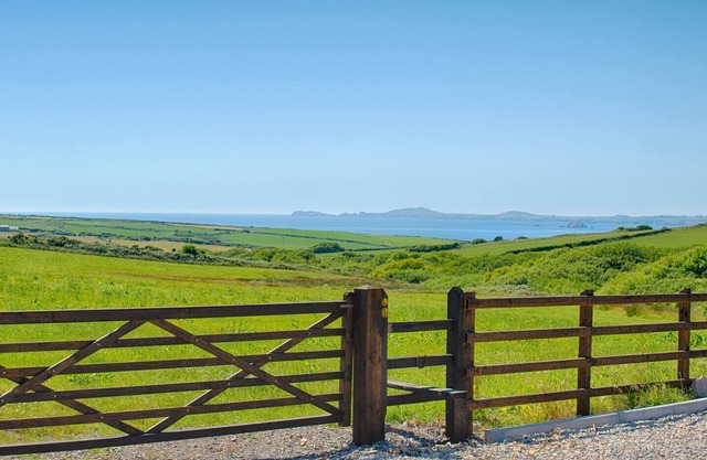 Skomer Sea View Cottage with Hot Tub- Dog Friendly