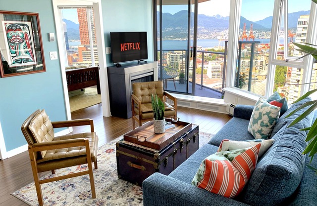 Sky High 3BR/2BTH - Spectacular Views, Free Parking!