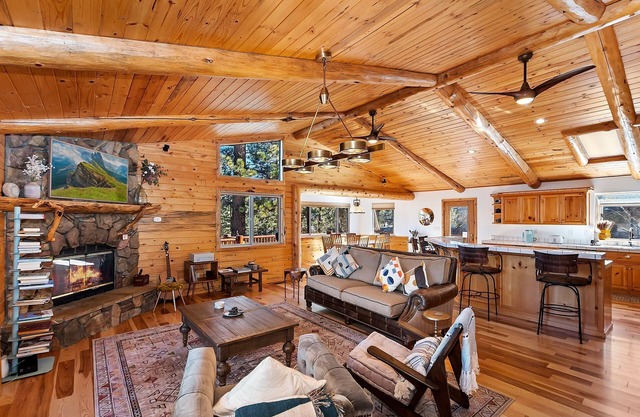 Sky Pine Retreat by Destination Big Bear: Log Cabin Home! Game Room! Spa! EV Charger!